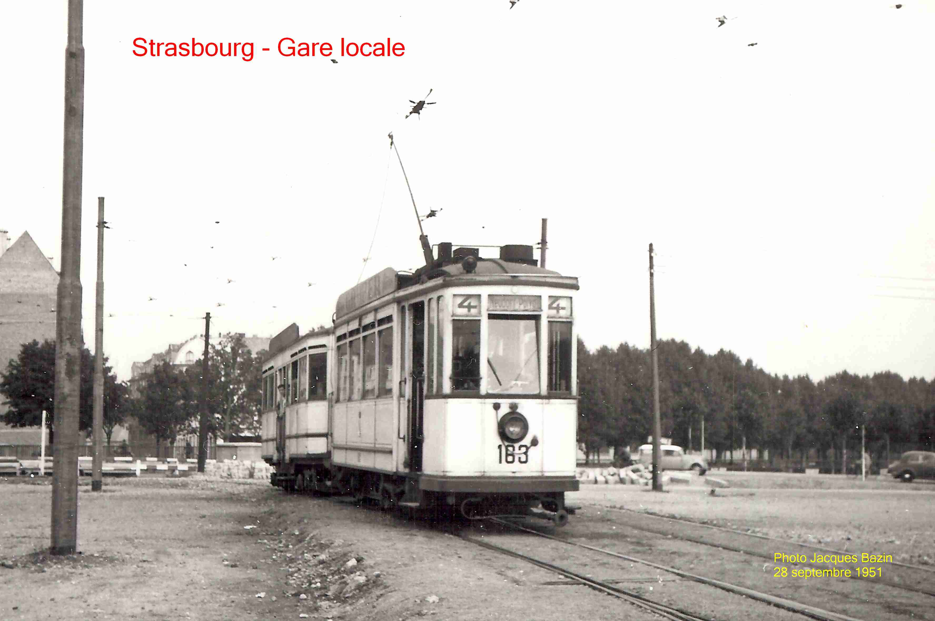 La motrice n� 163 et une remorque � proximit� de la Gare Locale.